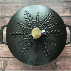  Nồi gang tròn Staub Snowflake Winter 24cm 3.6L - Màu đen 