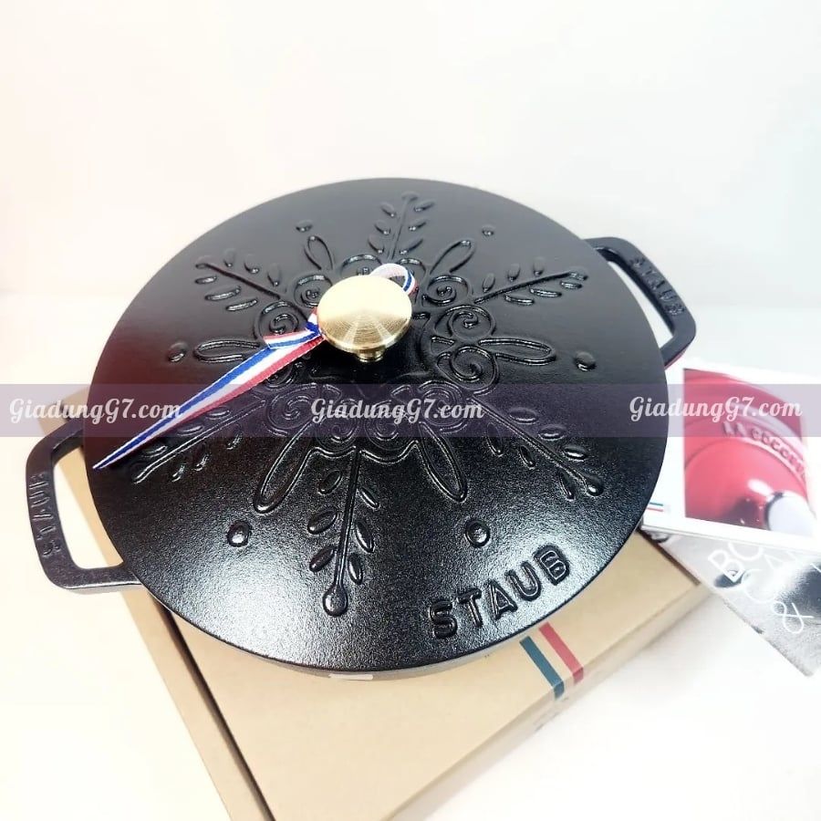 Nồi gang tròn Staub Snowflake Winter 24cm 3.6L - Màu đen