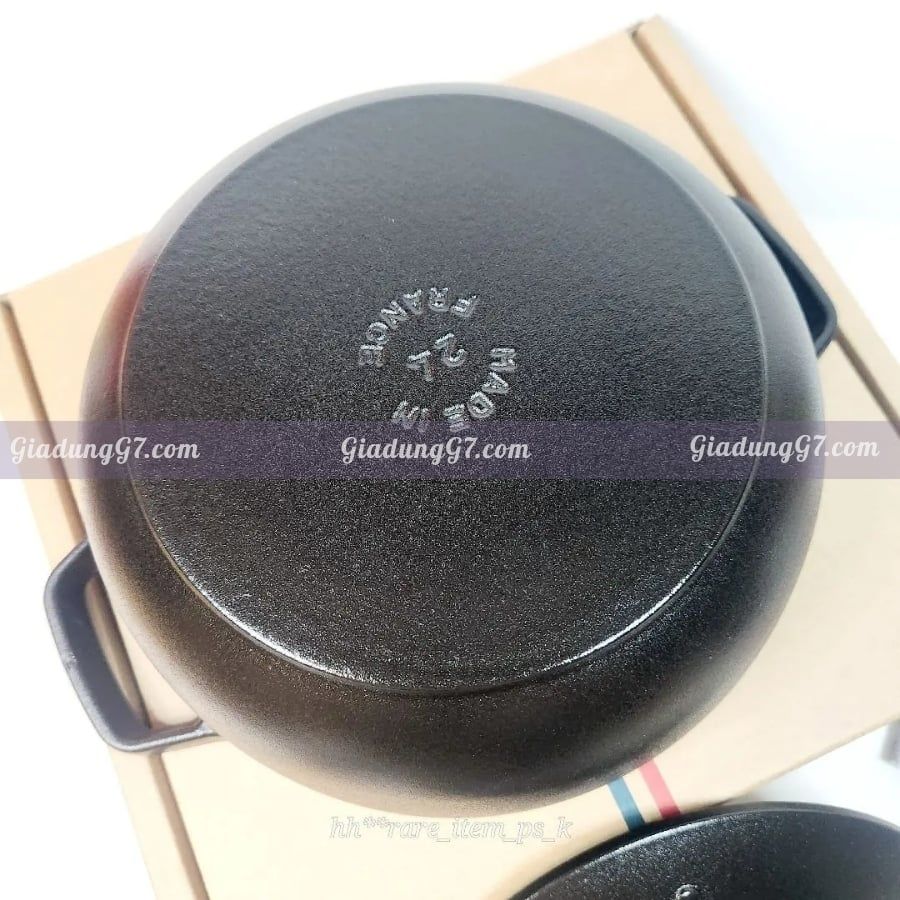 Nồi gang tròn Staub Snowflake Winter 24cm 3.6L - Màu đen