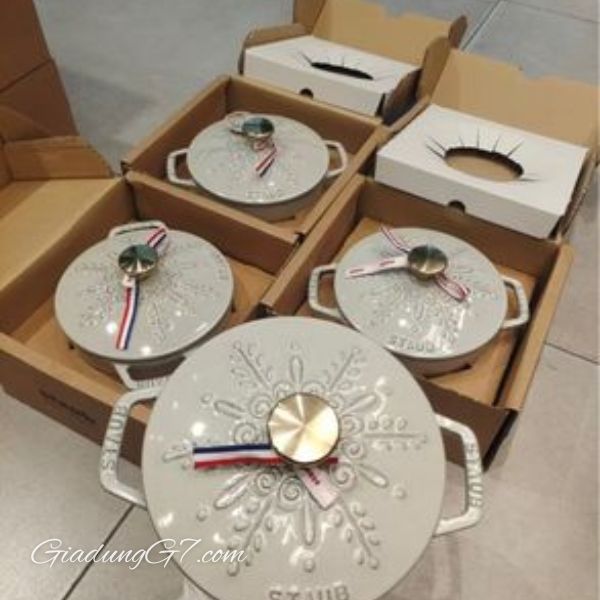 Nồi gang tròn Staub Snowflake Winter 24cm 3.6L