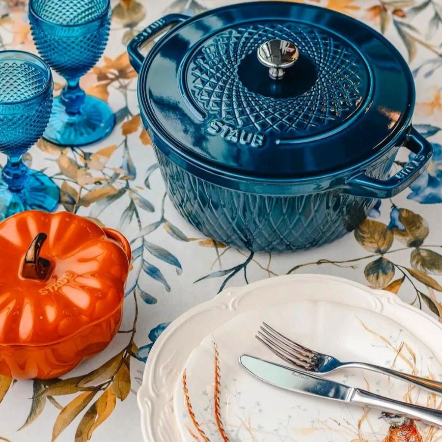 Nồi gang tròn Staub Twister 24cm chính hãng với màu lamer huyền bí