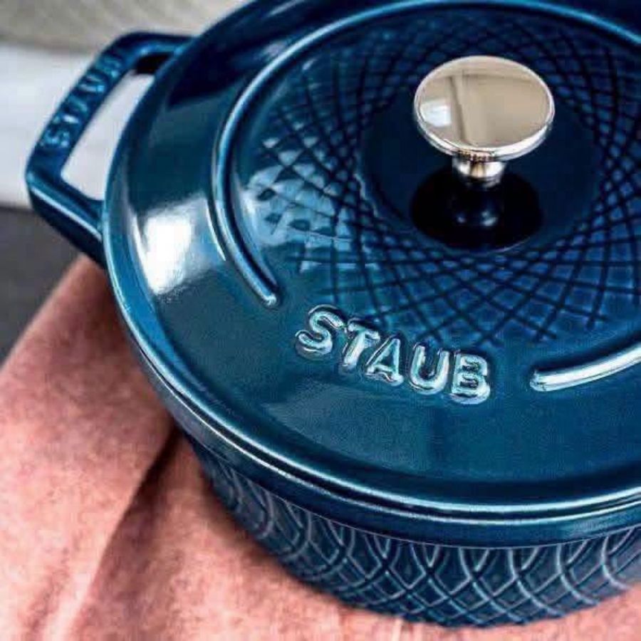 Nồi gang tròn Staub Twister 24cm chính hãng với màu lamer huyền bí
