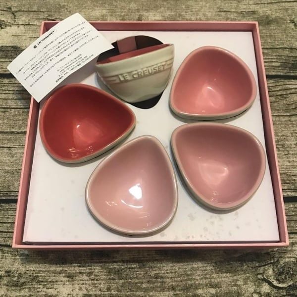 Set bát chấm hình cánh hoa Le creuset - Màu hồng