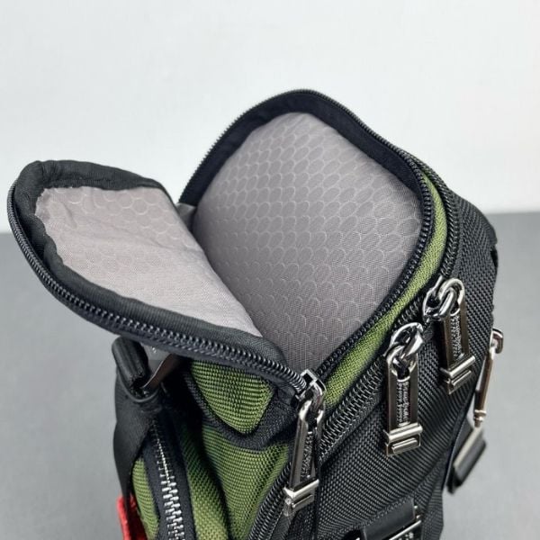 Túi đeo chéo Samsonite Vertical Ballistic thiết kế các ngăn đựng hợp lý