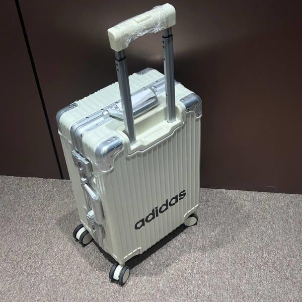 Vali Addidas Sticker size 20