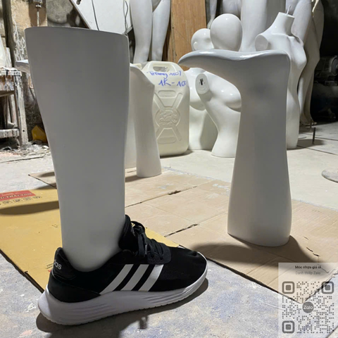  CHÂN MANOCANH NAM MANG GIÀY – TRƯNG BÀY THỜI TRANG NAM CHUẨN ĐẸP 