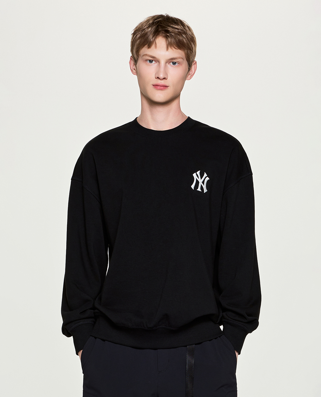MLB - Áo sweatshirt unisex cổ tròn Basic Street Back Graphic
