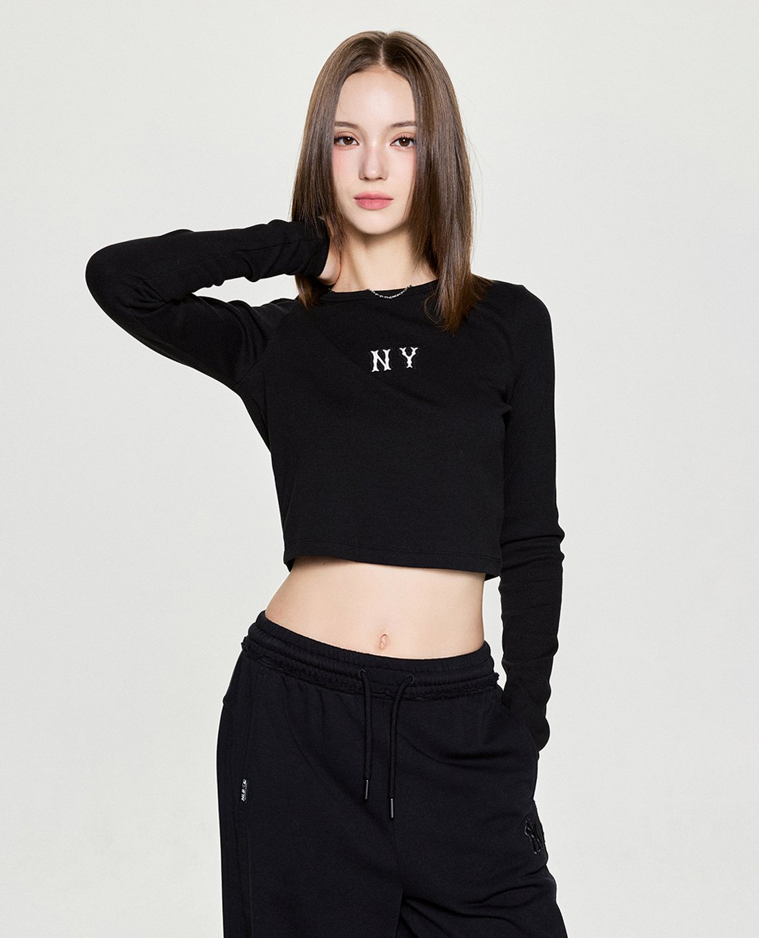MLB - Áo croptop nữ cổ tròn tay dài Basic Coopers