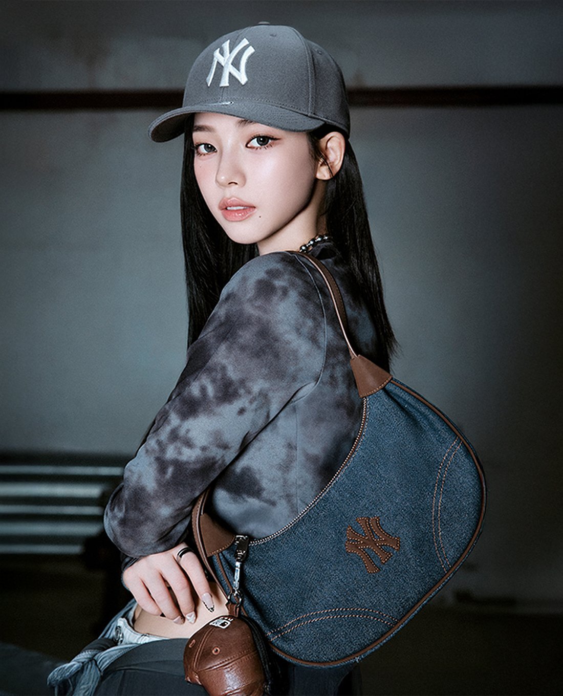 MLB - Túi đeo vai nữ hình bán nguyệt Denim Color Block
