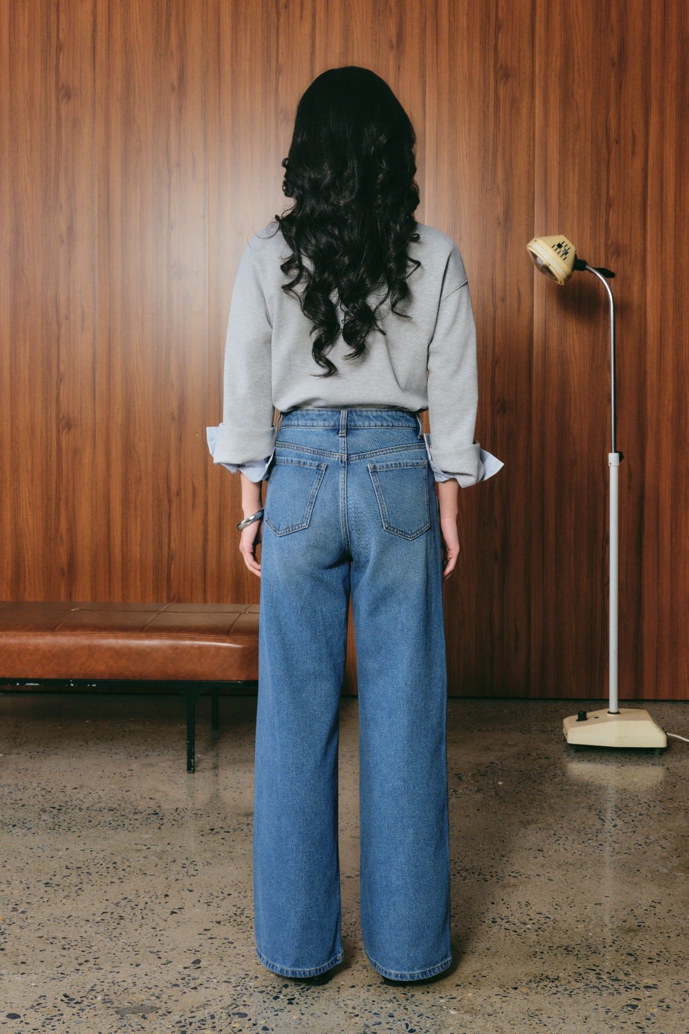  Áo Nỉ Nữ Cổ V Tay Loe Vải Scuba Mỏng 