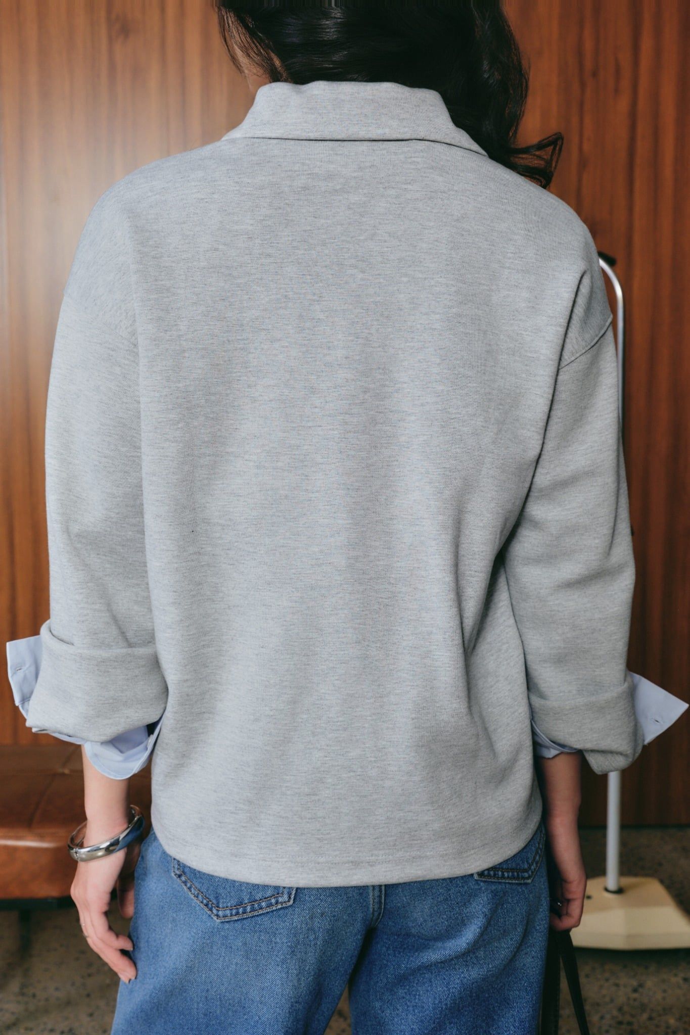  Áo Nỉ Nữ Cổ V Tay Loe Vải Scuba Mỏng 