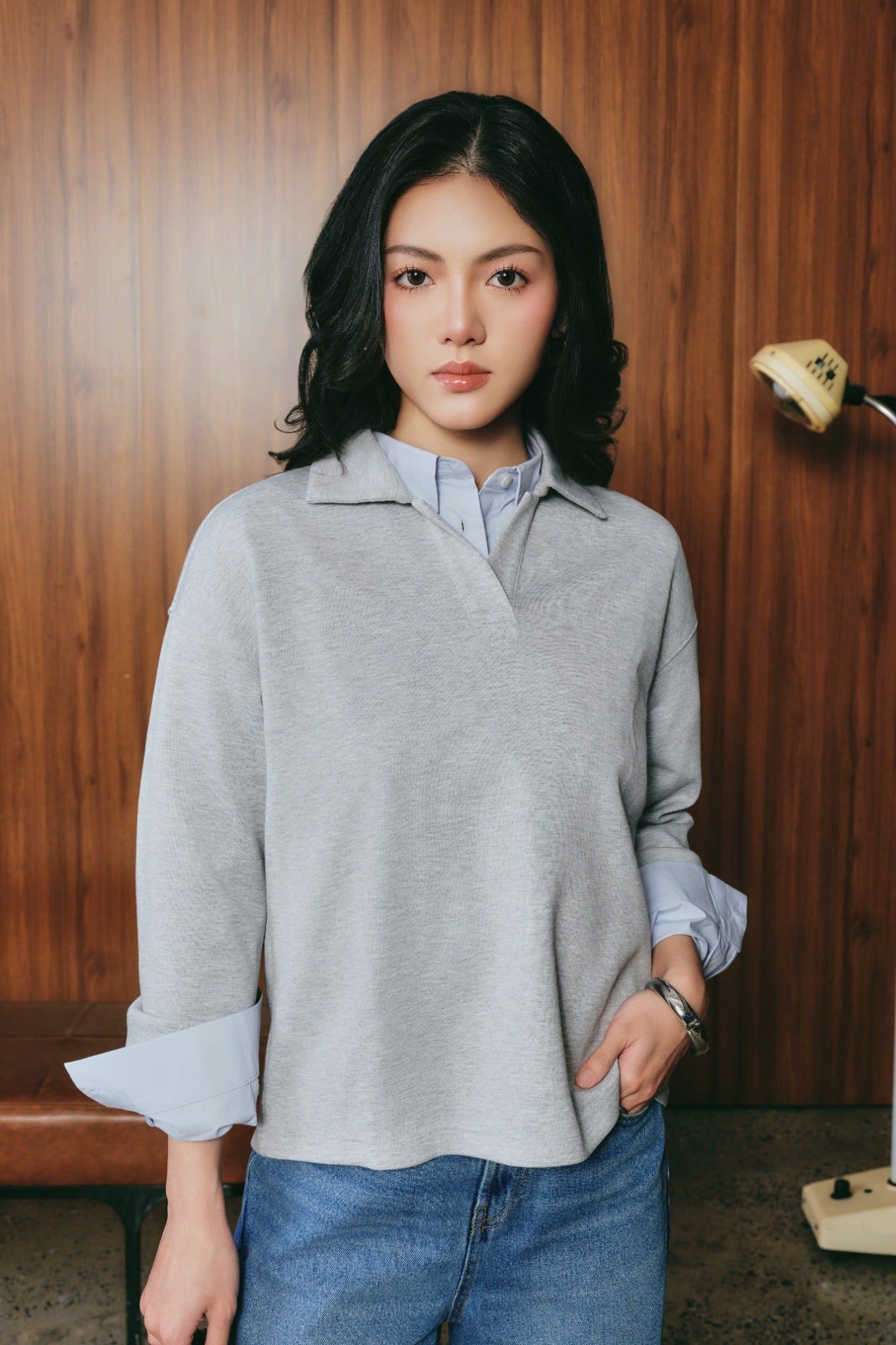  Áo Nỉ Nữ Cổ V Tay Loe Vải Scuba Mỏng 