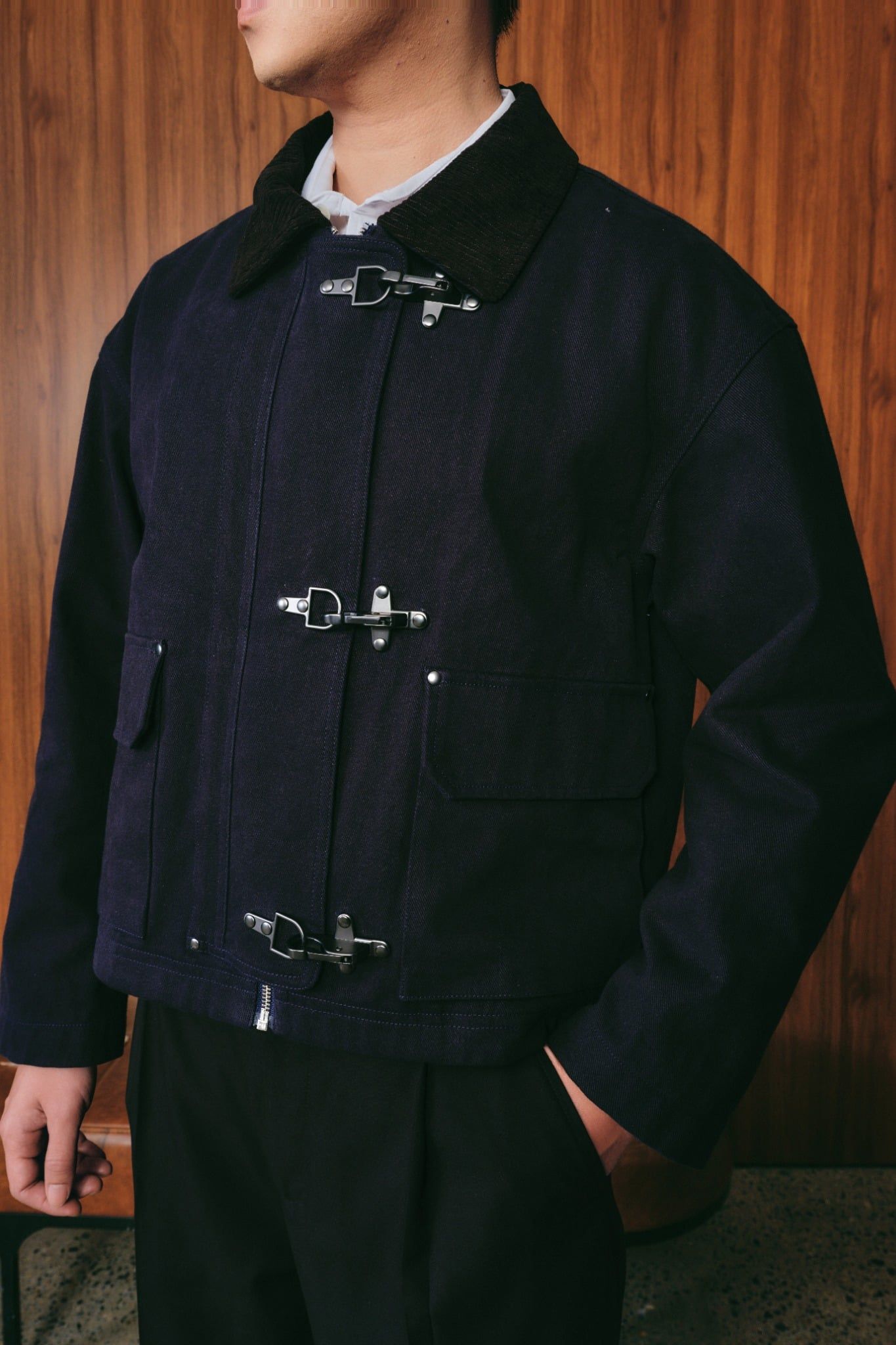  Áo Khoác Unisex Dáng Boxy Vải Khaki Phối Cổ Nhung Khóa Cài 