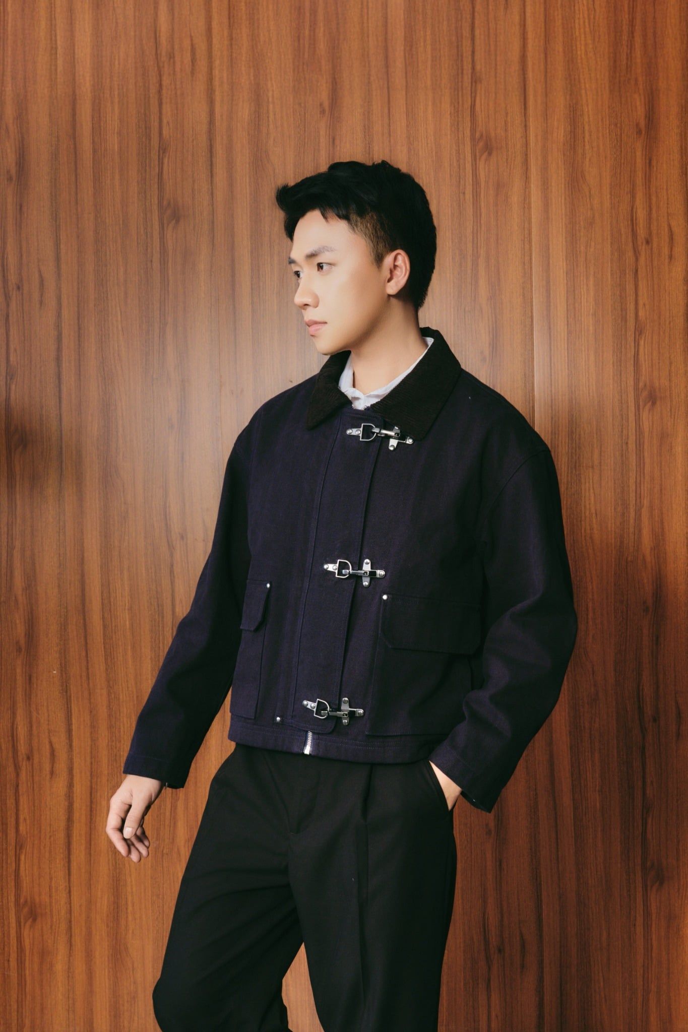  Áo Khoác Unisex Dáng Boxy Vải Khaki Phối Cổ Nhung Khóa Cài 