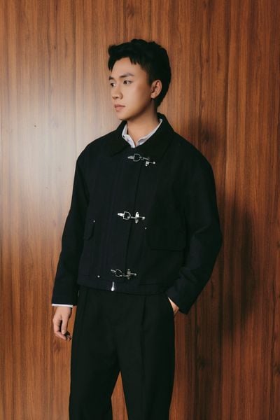  Áo Khoác Unisex Dáng Boxy Vải Khaki Phối Cổ Nhung Khóa Cài 