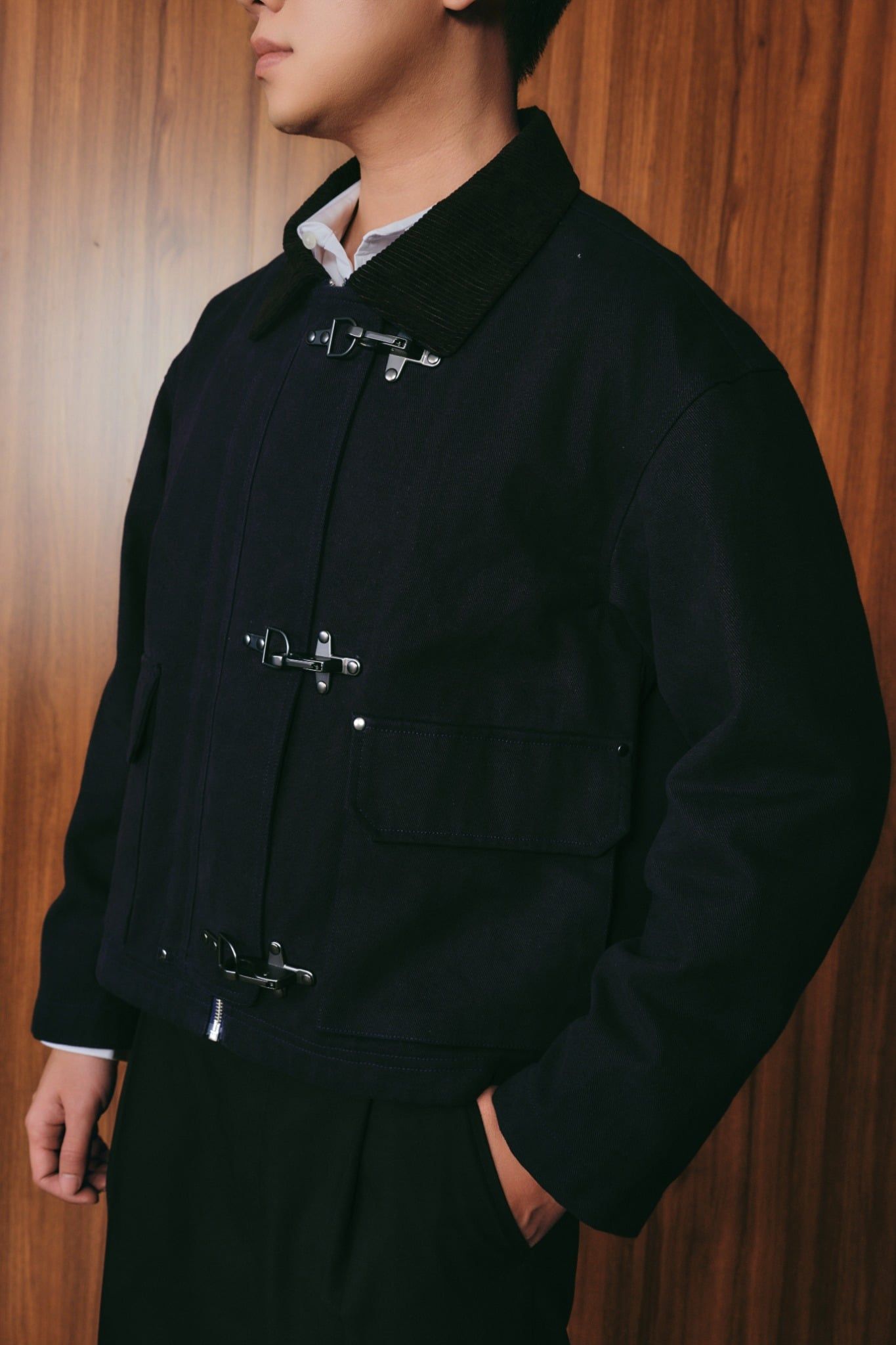  Áo Khoác Unisex Dáng Boxy Vải Khaki Phối Cổ Nhung Khóa Cài 