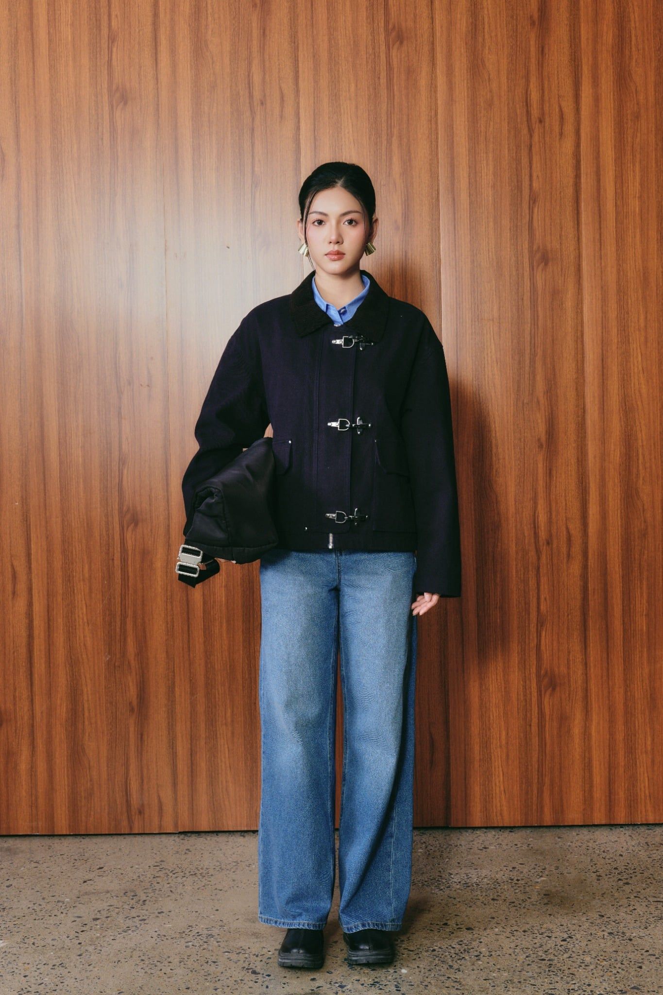  Áo Khoác Unisex Dáng Boxy Vải Khaki Phối Cổ Nhung Khóa Cài 