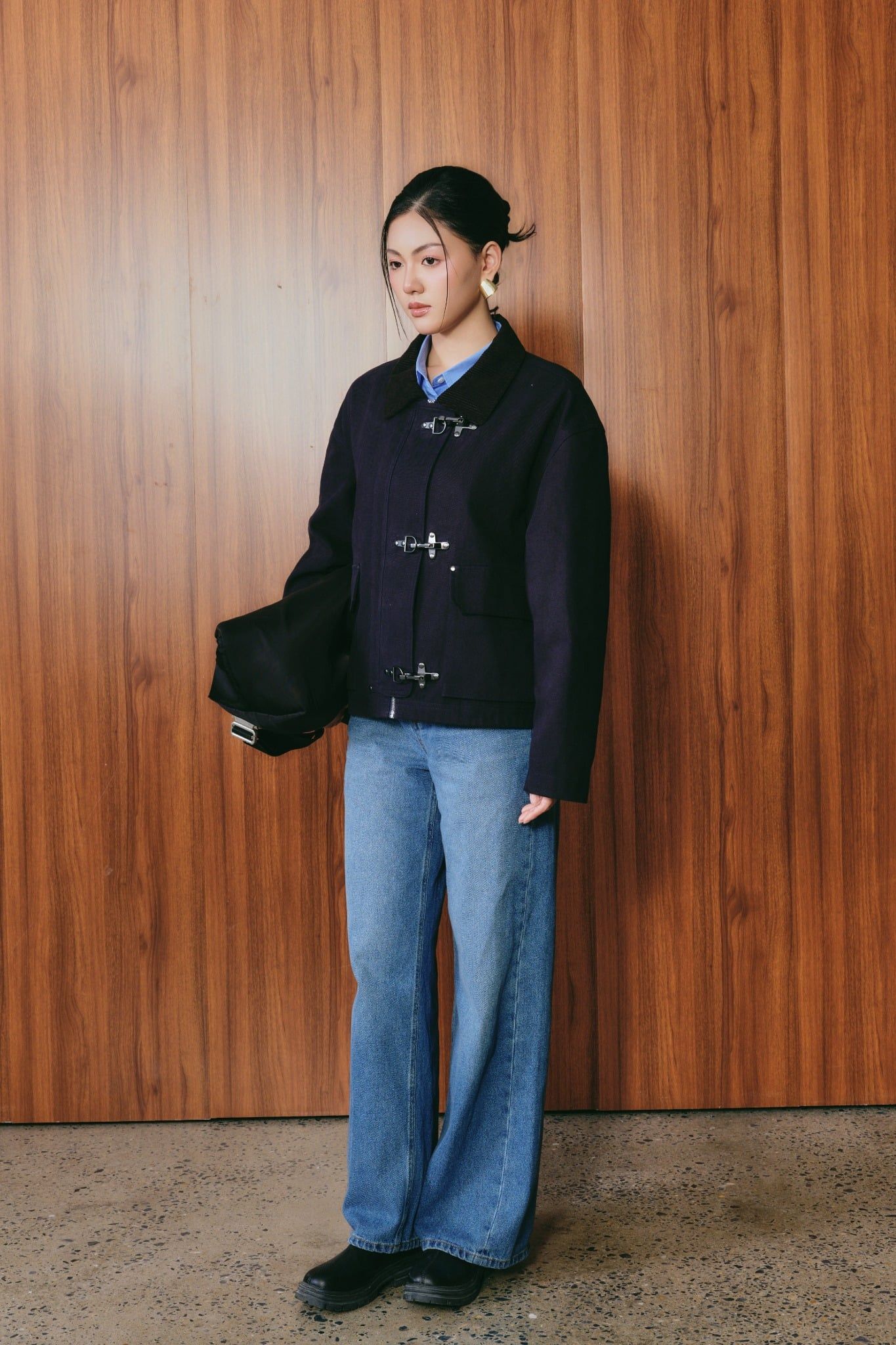  Áo Khoác Unisex Dáng Boxy Vải Khaki Phối Cổ Nhung Khóa Cài 