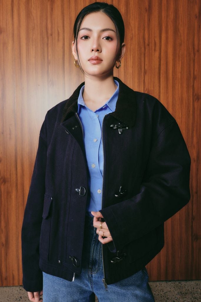  Áo Khoác Unisex Dáng Boxy Vải Khaki Phối Cổ Nhung Khóa Cài 