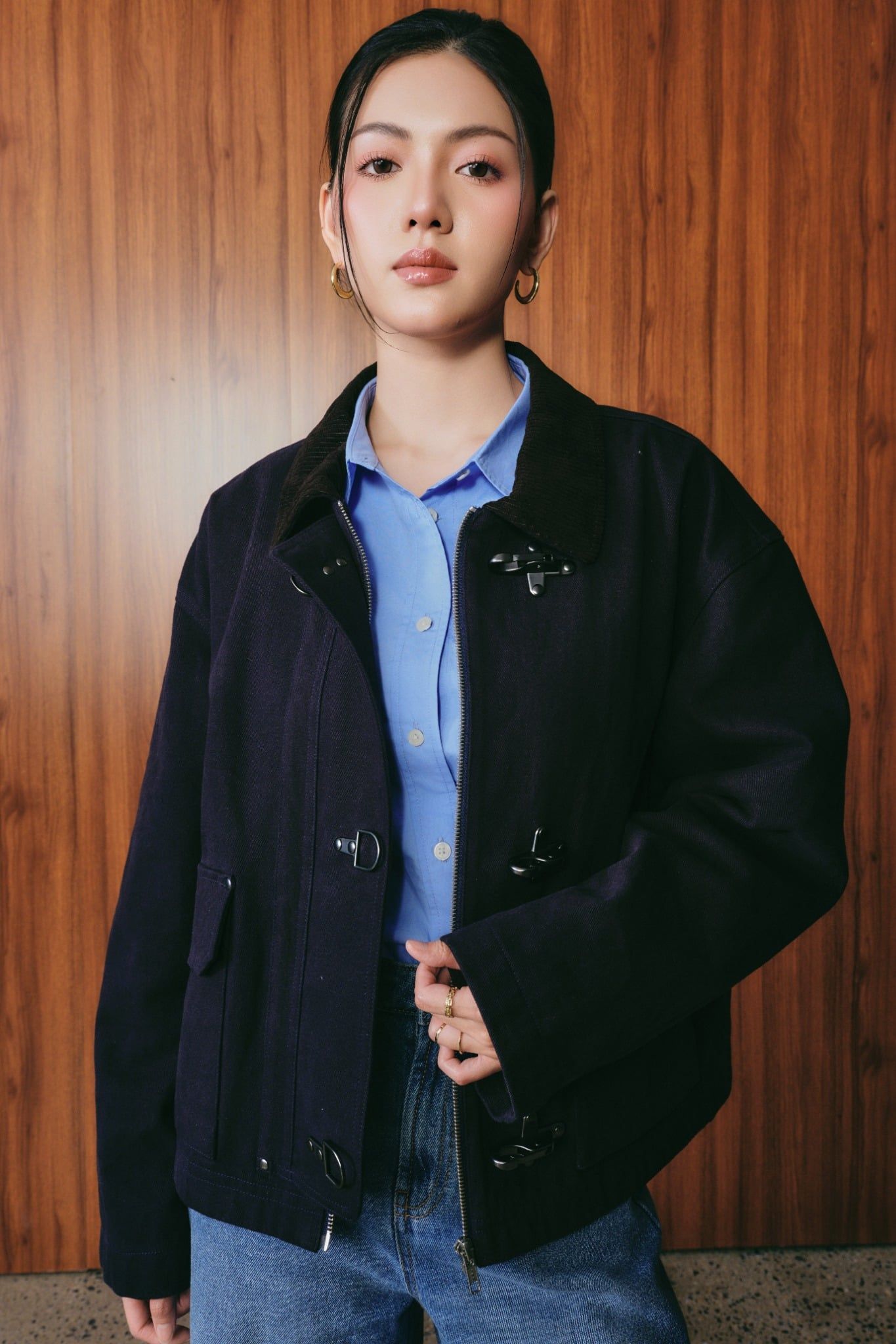  Áo Khoác Unisex Dáng Boxy Vải Khaki Phối Cổ Nhung Khóa Cài 