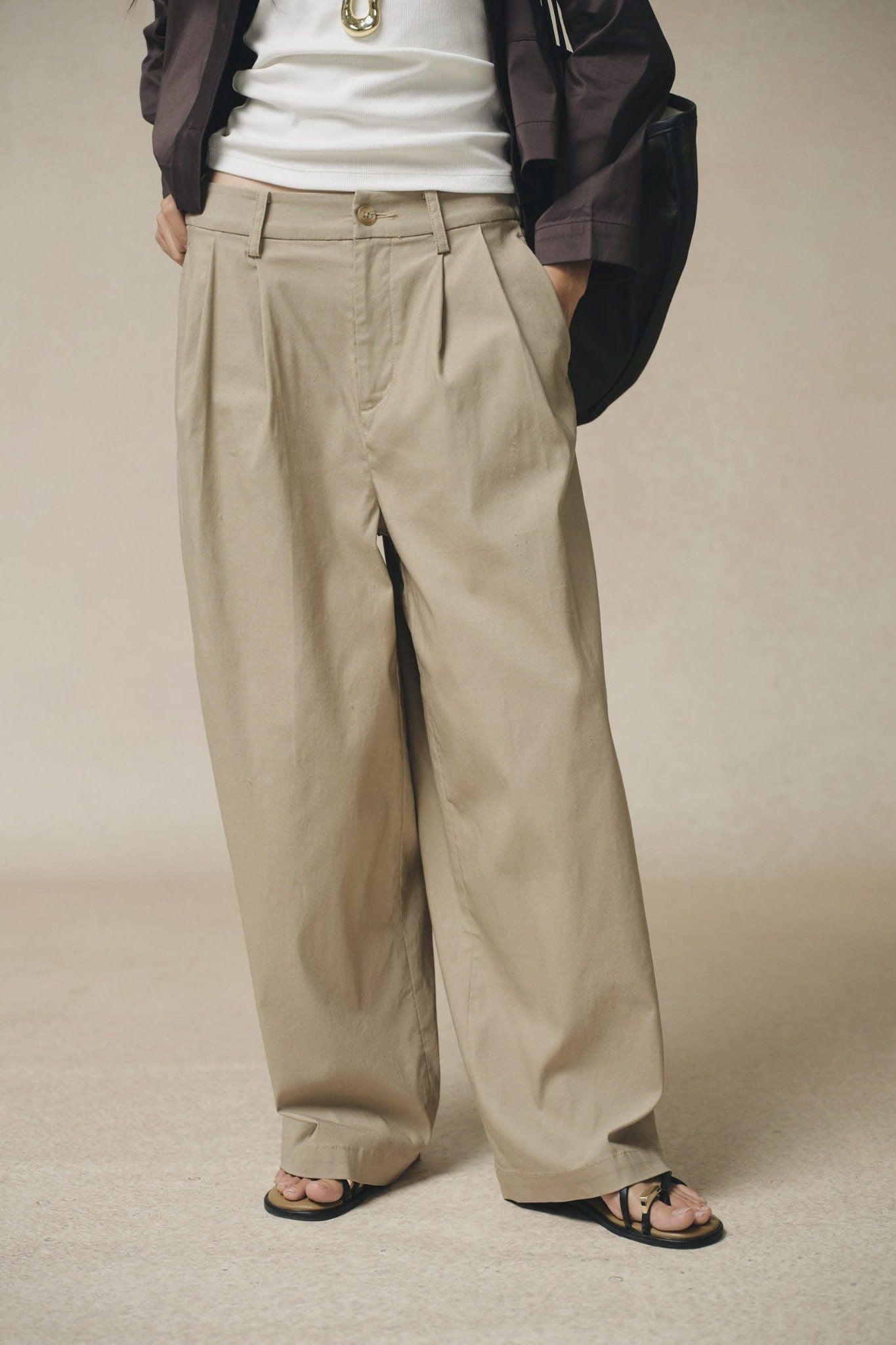  Quần khaki Nữ dáng Wide leg lửng xếp ly thân trước 