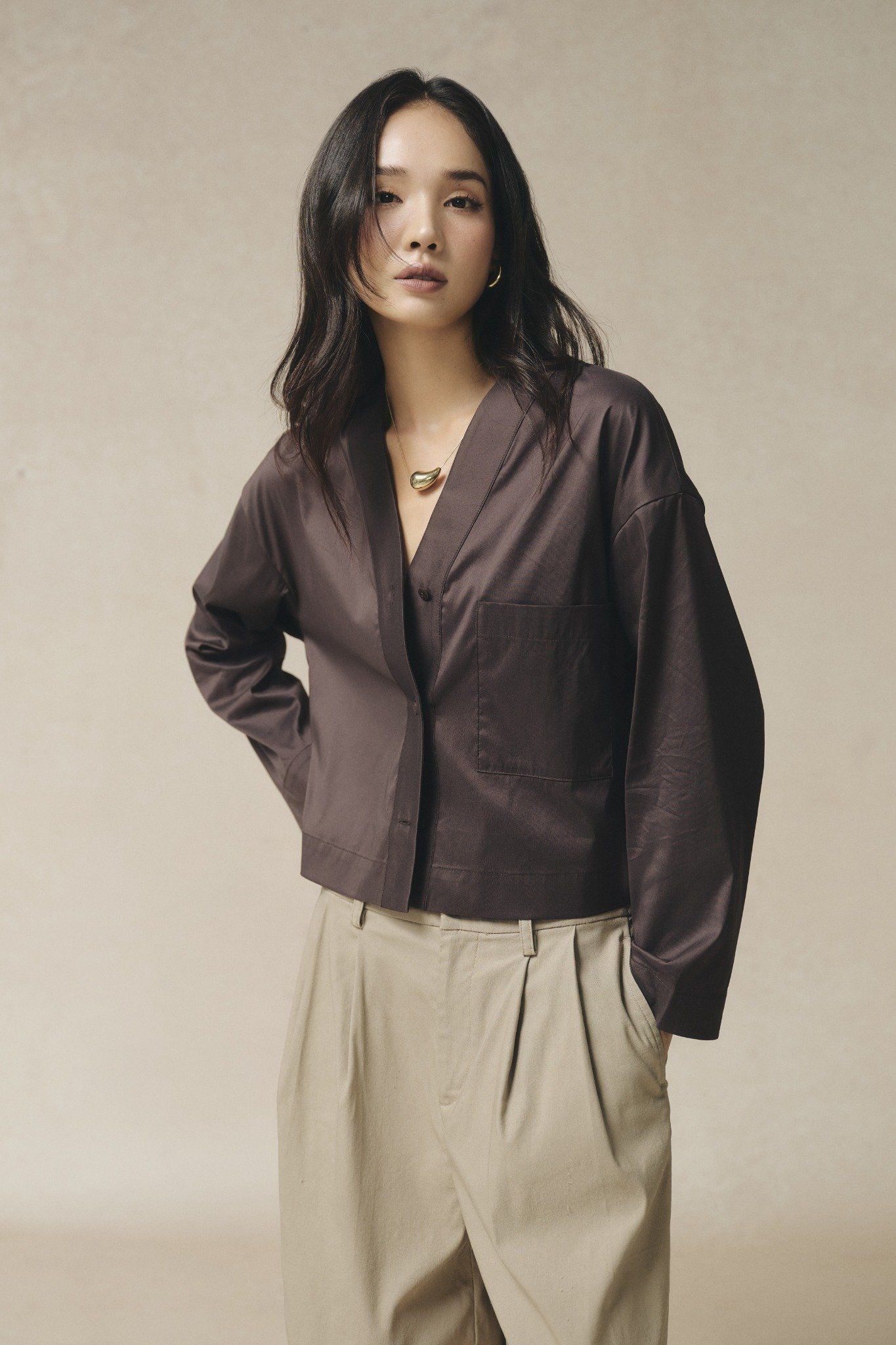  Áo kiểu Nữ dài tay dáng ngắn cổ V vải cotton thô 