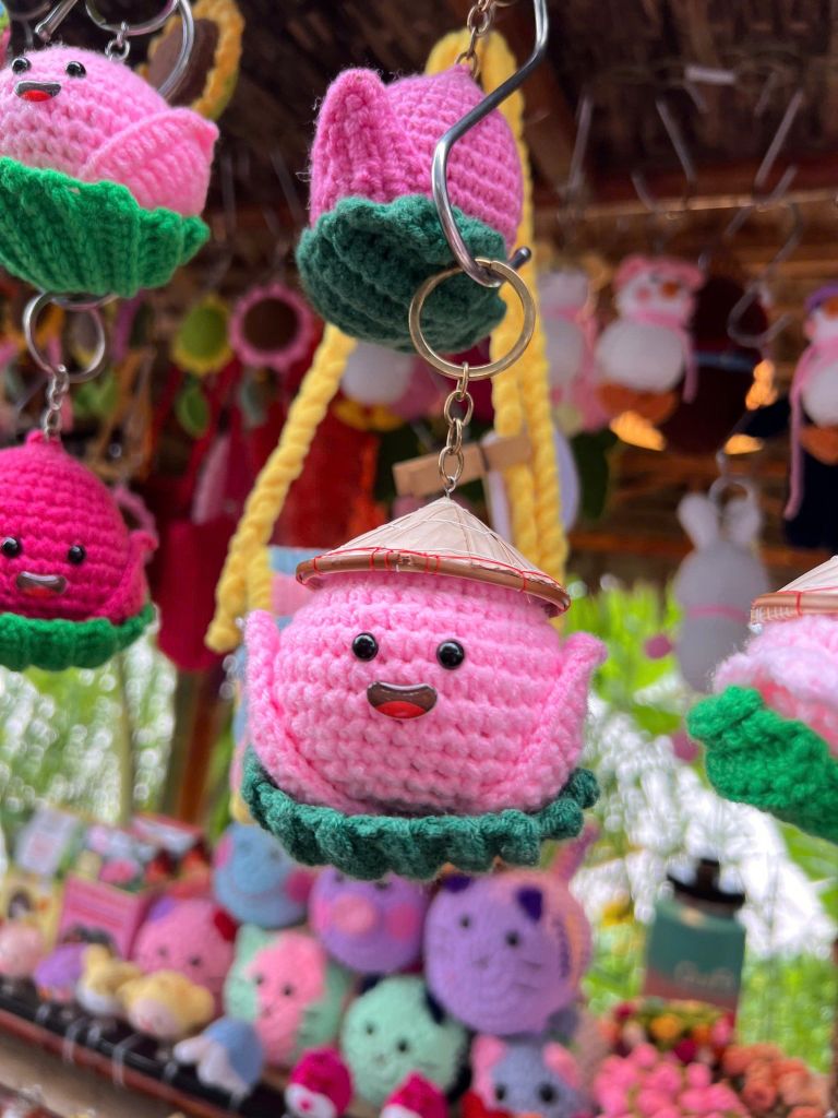 Móc Khóa Bé Sen Đội Nón Lá Size 8cm