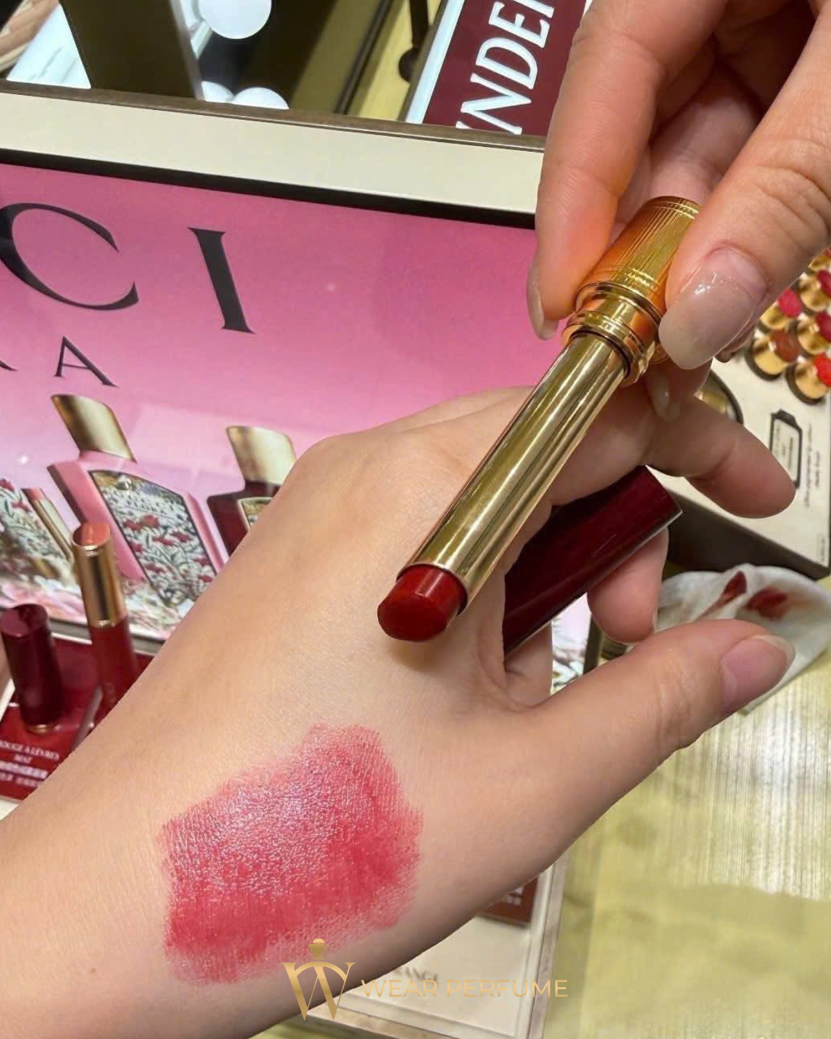  Son Dưỡng Gucci Rouge De Beauté Brillant 509 Gucci Rosso Ancora - Màu Đỏ Lạnh 