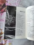  Lá Hoa Trên Đường Về - (Tặng Kèm Lá Bồ Đề + Bookmark + Postcard) 