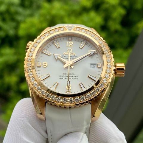 Omega Seamaster Planet Ocean CeraGold Saint Moritz 232.58.42.21.04.001 (42mm) – Vàng khối 18K, niềng kim cương, dây da trắng sang trọng