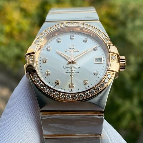 Omega Constellation Co-Axial 123.25.35.20.52.001 (35.5mm) – Đồng hồ demi vàng hồng 18K đính kim cương, biểu tượng sang trọng của Omega