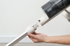 Máy hút bụi cầm tay Roborock H60 Hub Pro