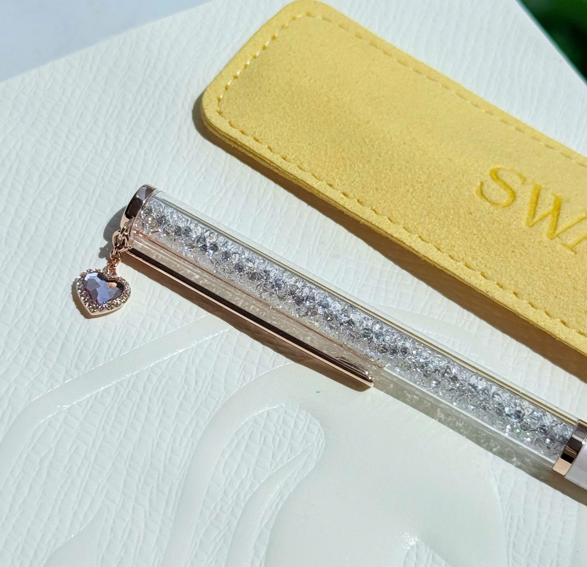  Bút ký Crystalline charm tim hồng - Crystalline ballpoint pen Heart, Pink, Pink lacquered, Rose gold-tone plated 