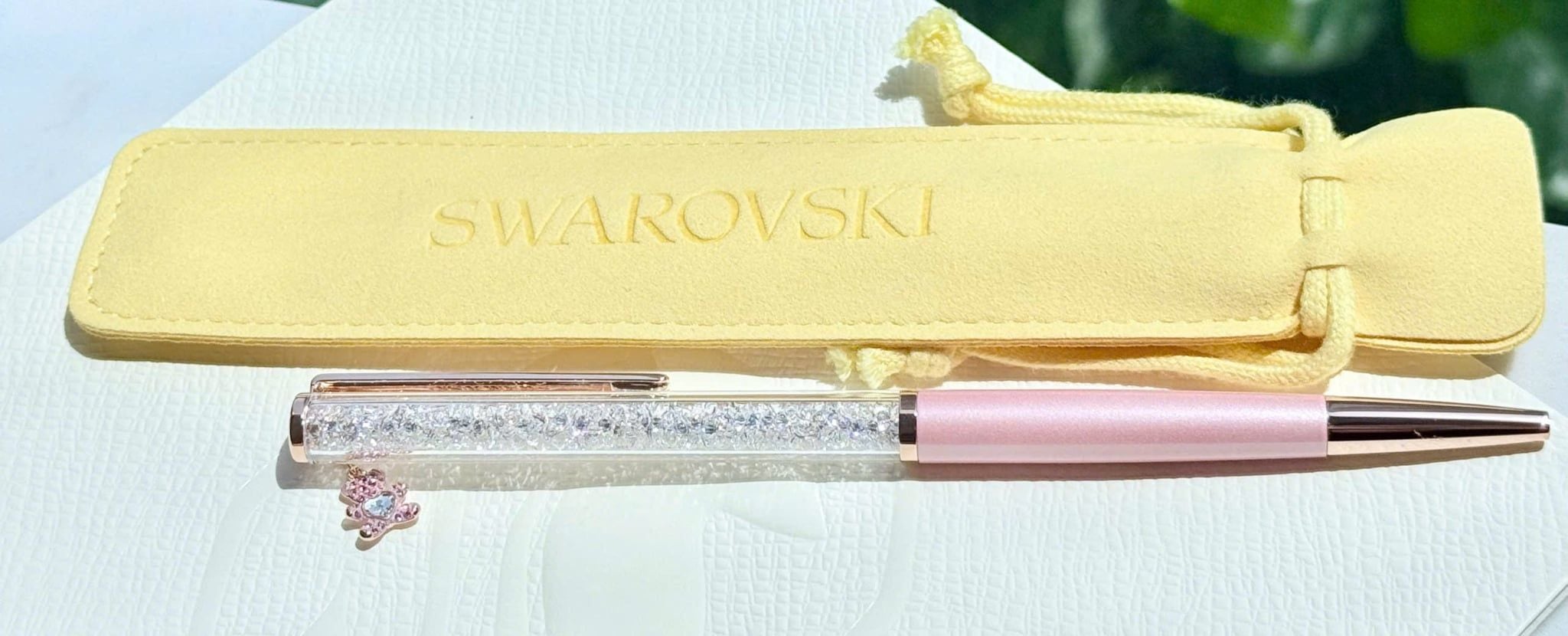  Bút ký Crystalline charm gấu Teddy hồng - Crystalline ballpoint pen Teddy, Pink, Pink lacquered, Rose gold-tone plated 