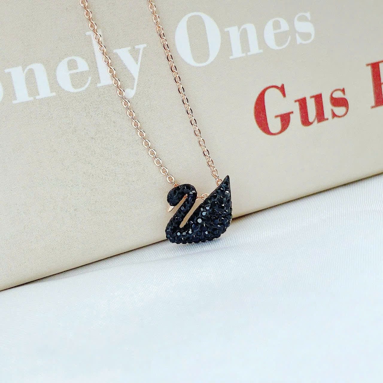  Dây chuyền thiên nga đen nhỏ mạ vàng hồng - Swan pendant Swan, Small, Black, Rose gold-tone plated 