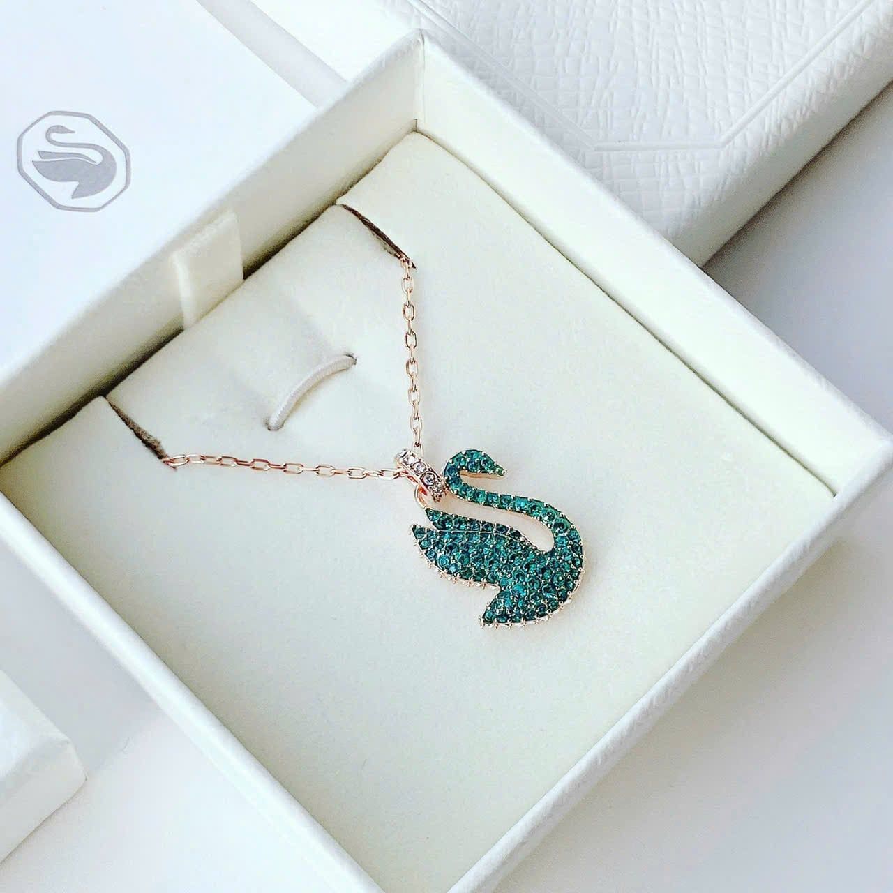  Dây chuyền thiên nga iconic pha lê xanh ngọc bích Swarovski - Swarovski Iconic Swan Pendant, Green, Rose Gold-Tone Plated 5650067 