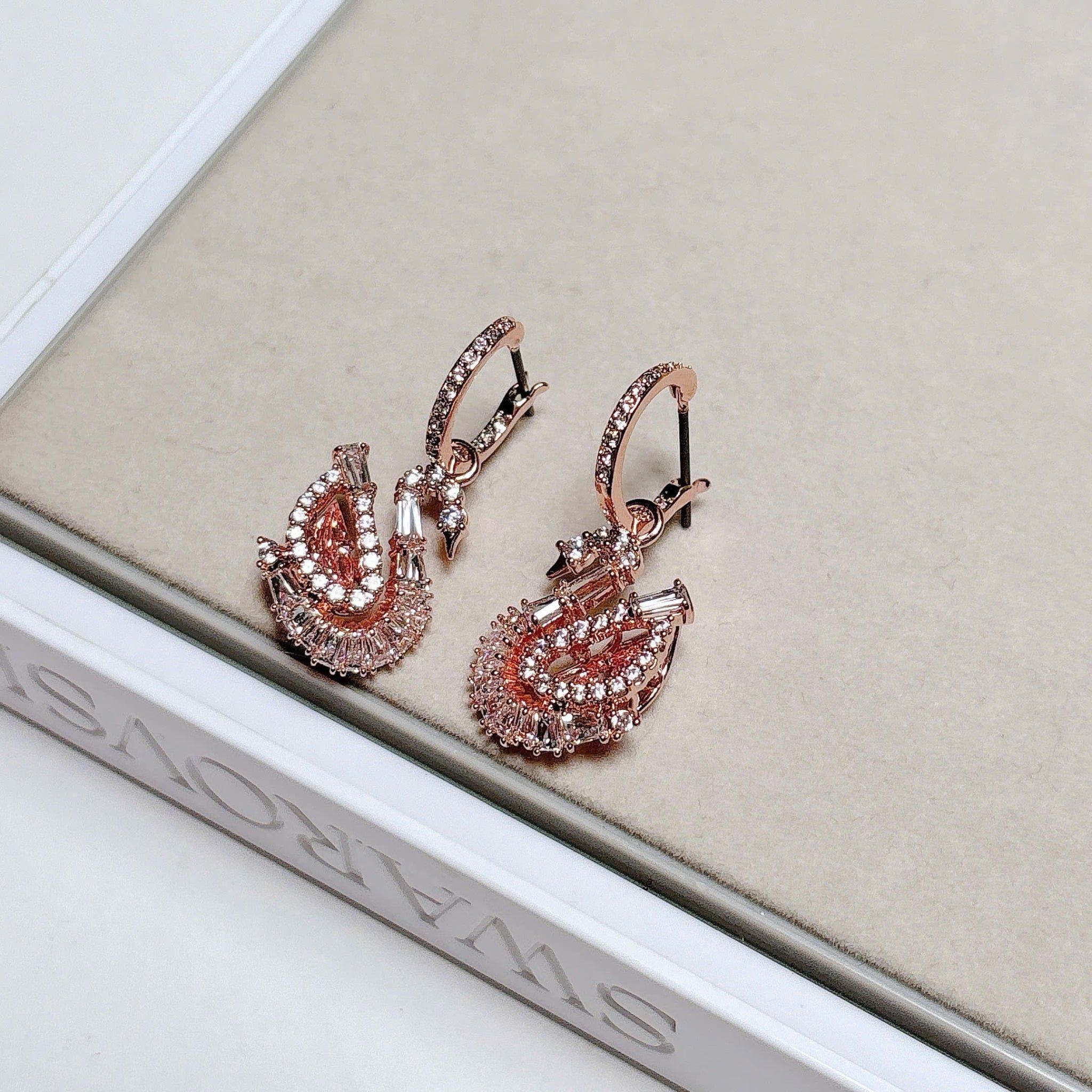  Khuyên tai thả thiên nga pavé hồng - Swan drop earrings Pavé, Swan, Pink 
