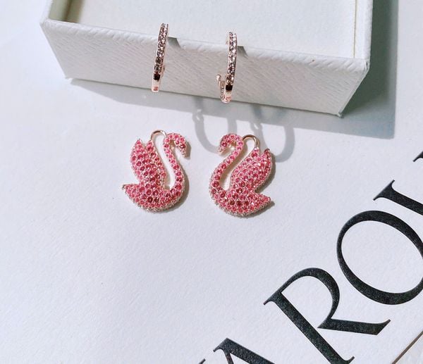  Khuyên tai rơi thiên nga đính pha lê hồng - Swarovski Iconic Swan Drop Earrings, Pink, Rose Gold-Tone Plated 