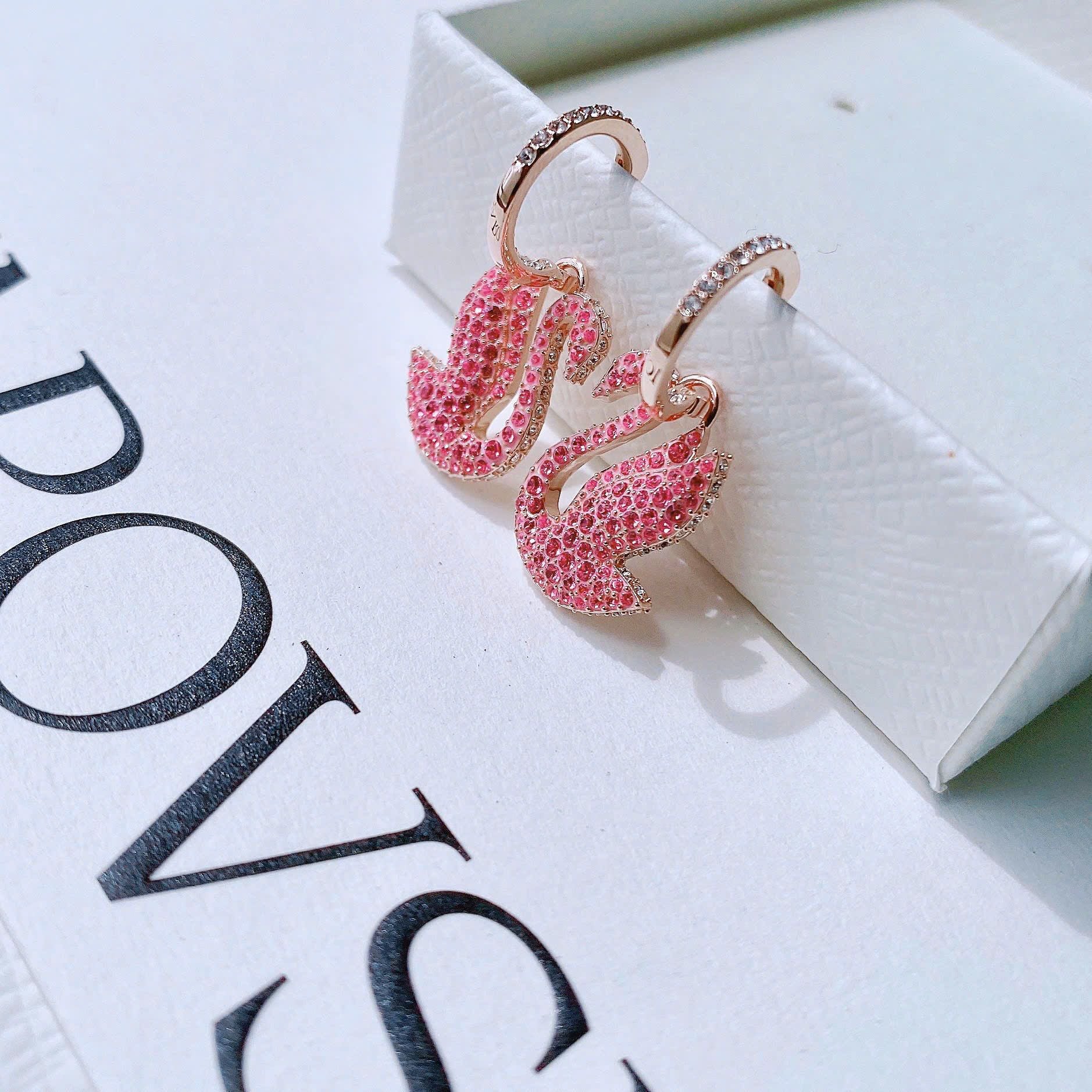  Khuyên tai rơi thiên nga đính pha lê hồng - Swarovski Iconic Swan Drop Earrings, Pink, Rose Gold-Tone Plated 