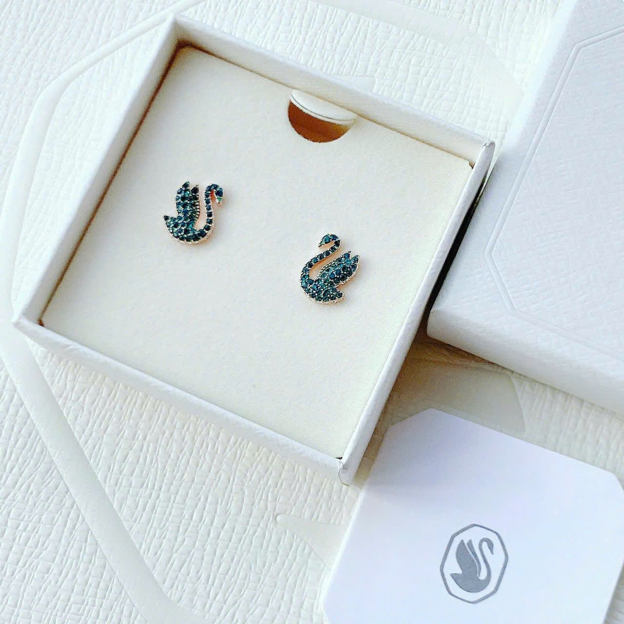  Khuyên tai Swarovski mẫu thiên nga tung cánh new màu xanh ngọc bích - Swarovski Iconic Swan stud earrings, Green, Rose gold-tone plated 5650063 