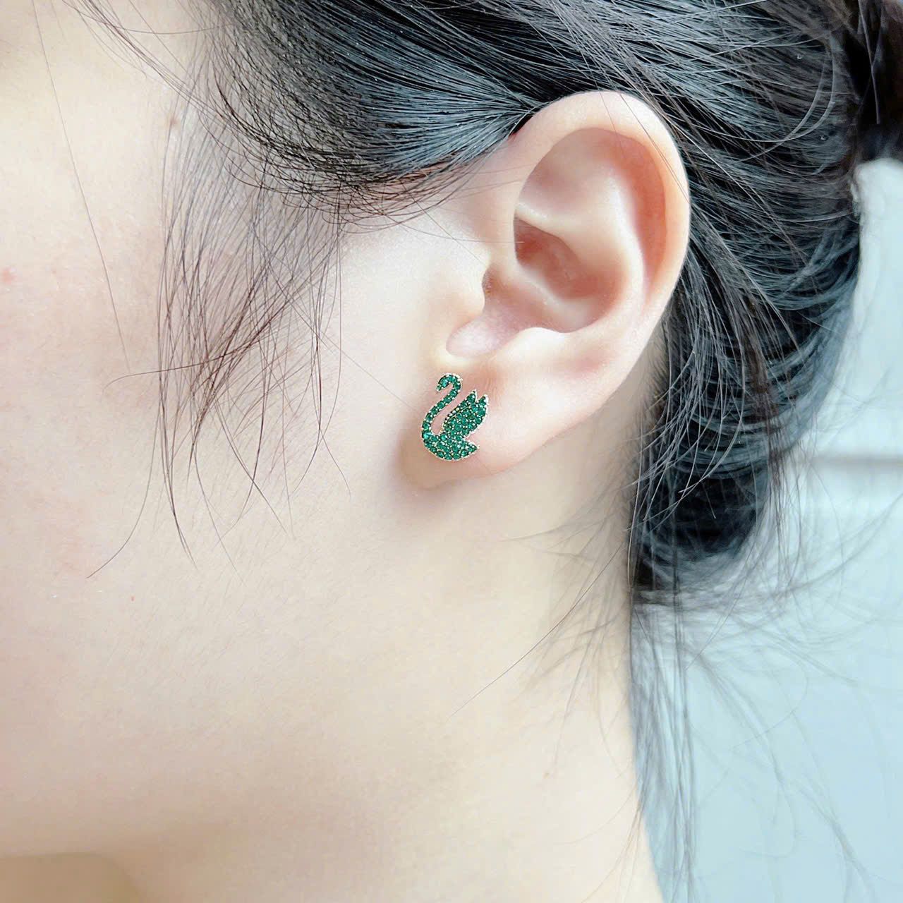 Khuyên tai Swarovski mẫu thiên nga tung cánh new màu xanh ngọc bích - Swarovski Iconic Swan stud earrings, Green, Rose gold-tone plated 5650063 