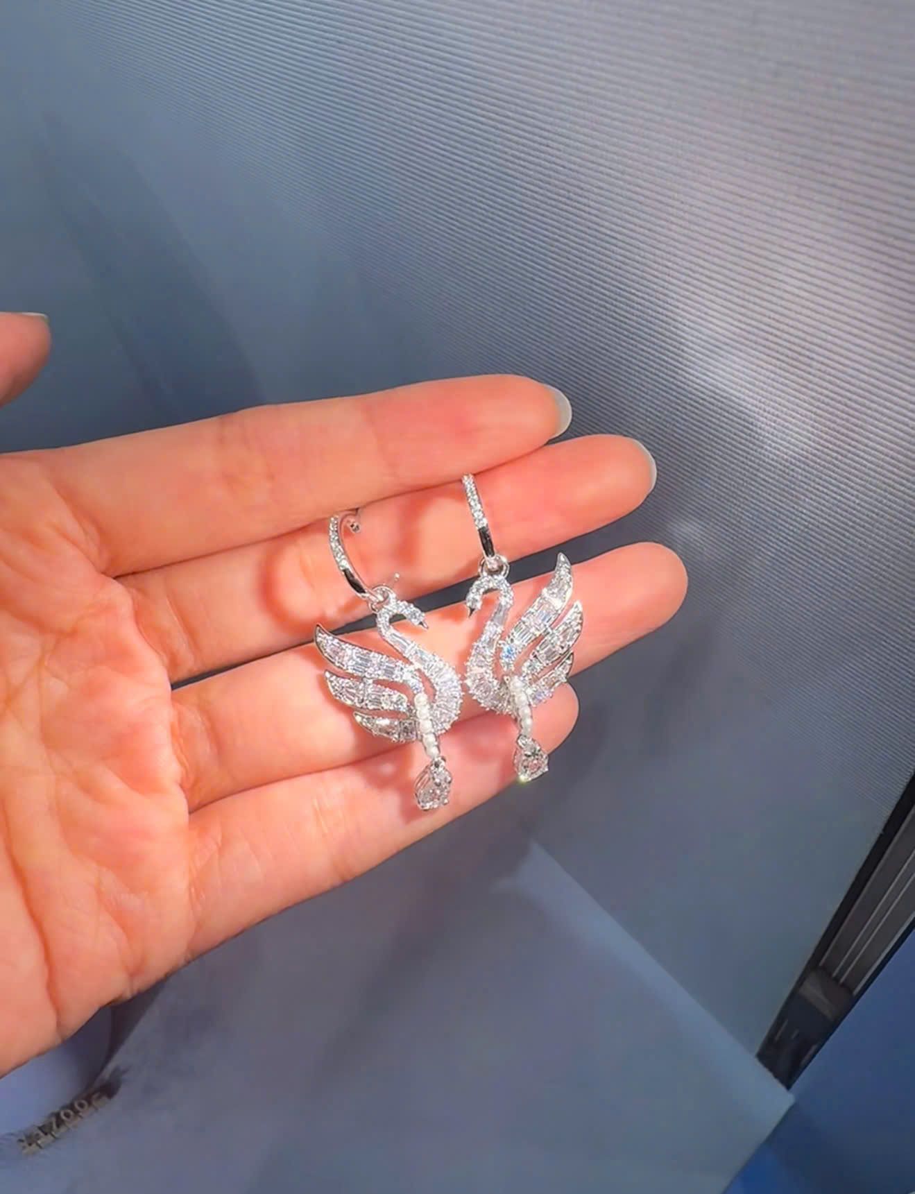  Khuyên tai thiên nga trắng mix pha lê Swarovski - Swarovski Swan earrings, White, Rhodium plated 5723388 