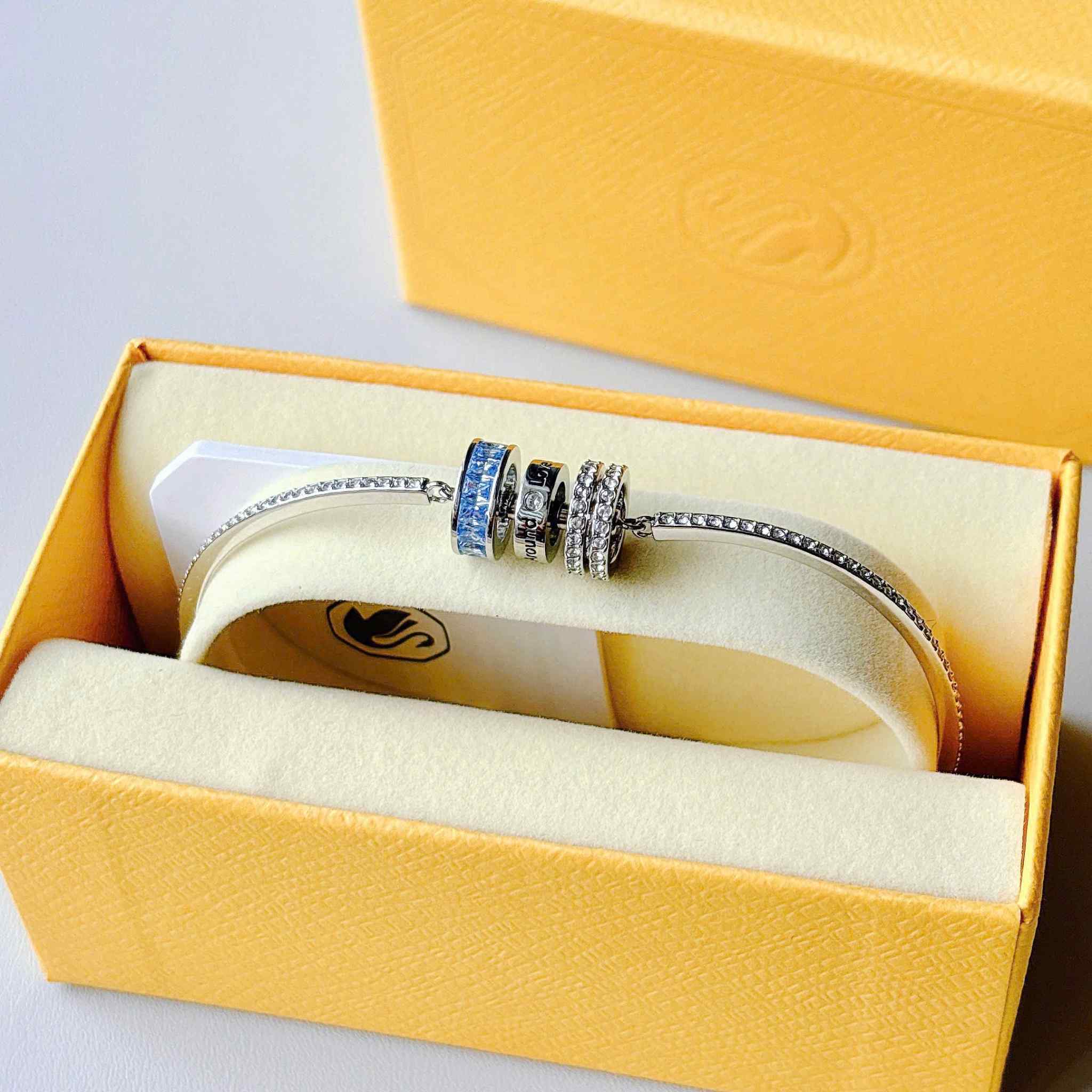  Connexus bracelet Mixed cuts, `Love is around`, Blue, Rhodium plated 