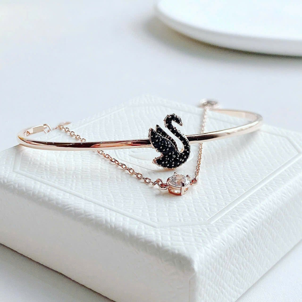  Lắc tay thiên nga đen mạ vàng hồng - Swan bangle Swan, Black, 18K rose gold finish 