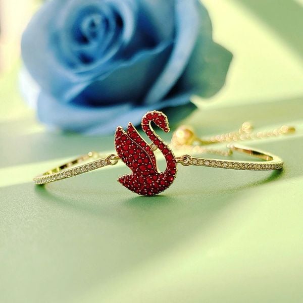  Lắc tay thiên nga pha lê đỏ - Swarovski Bangle Swan, Medium, Red, Gold Tone Plated 