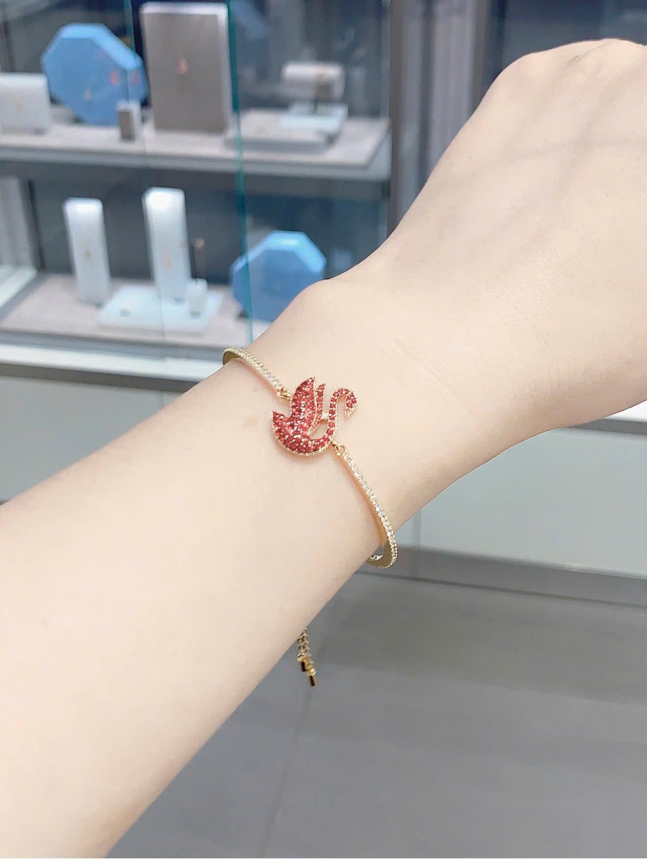  Lắc tay thiên nga pha lê đỏ - Swarovski Bangle Swan, Medium, Red, Gold Tone Plated 