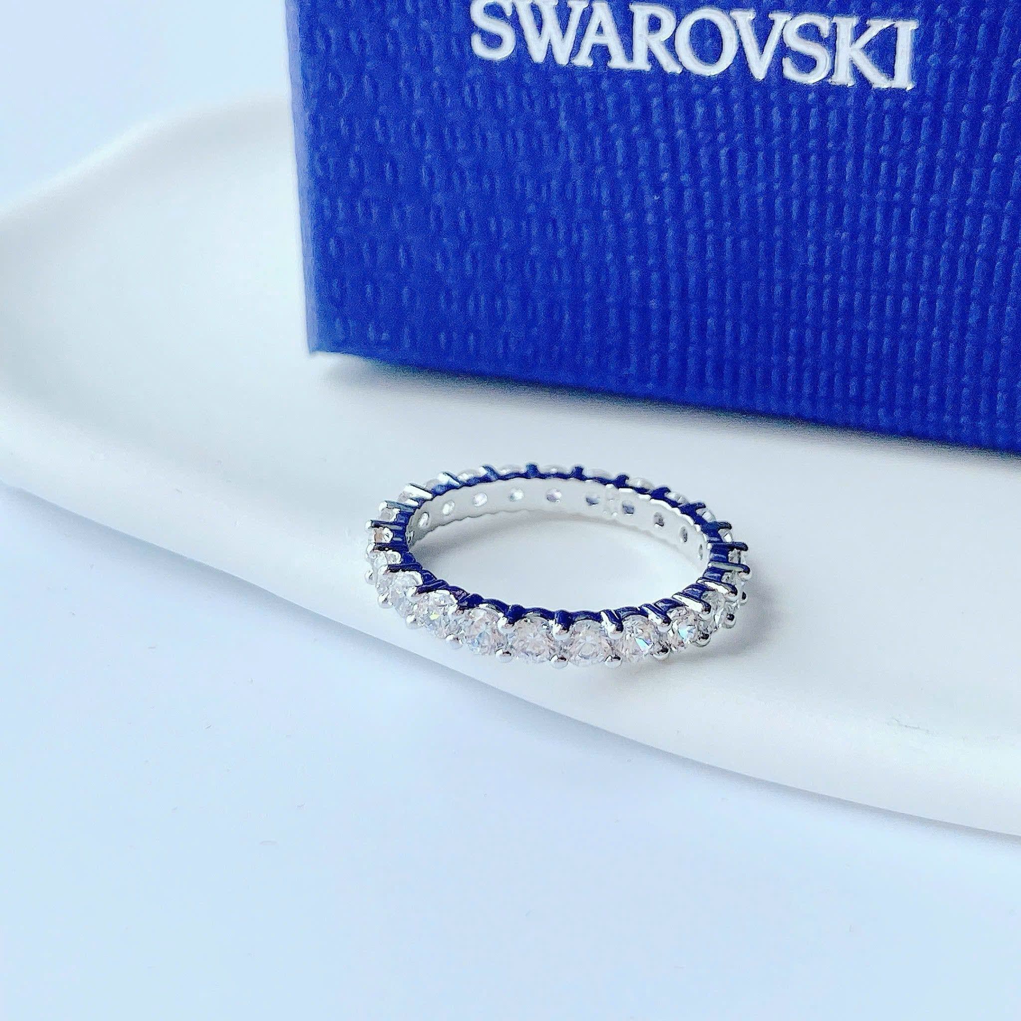  Nhẫn Matrix Vittore giác cắt tròn tone trắng (phiên bản hạt to) - Matrix Vittore ring Round cut, White, Silver-tone finish 