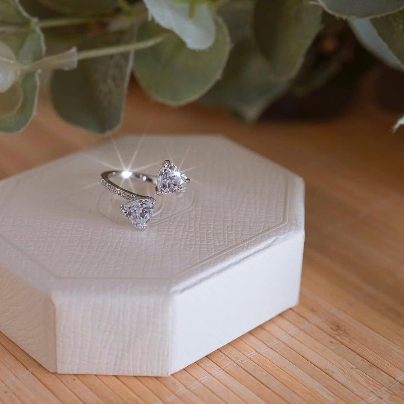  Nhẫn hở Mesmera trái tim đính kiểu pavé tone trắng - Mesmera open ring Heart cut, Pavé, White, Rhodium plated 