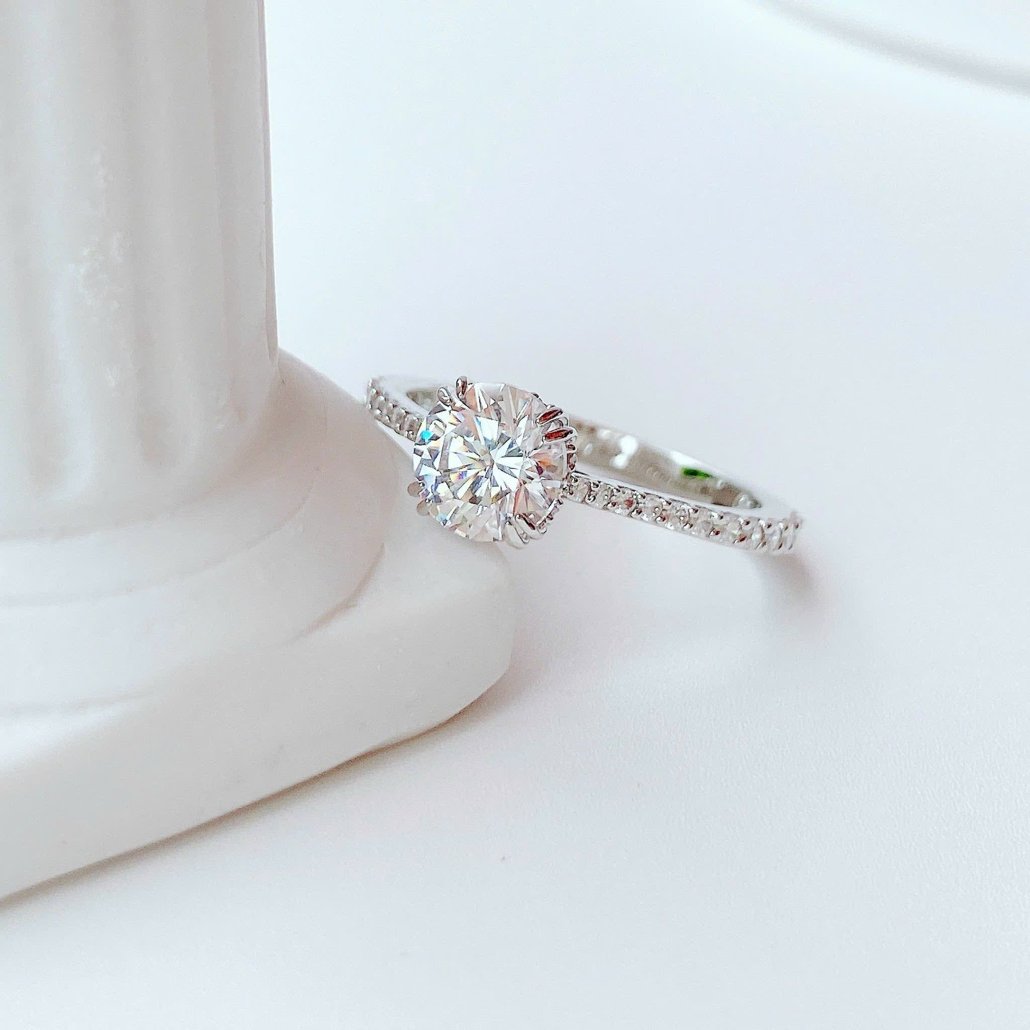  Nhẫn cocktail Stilla tone trắng đính pha lê kiểu - Stilla cocktail ring Round cut, Pavé, White, Silver-tone finish 