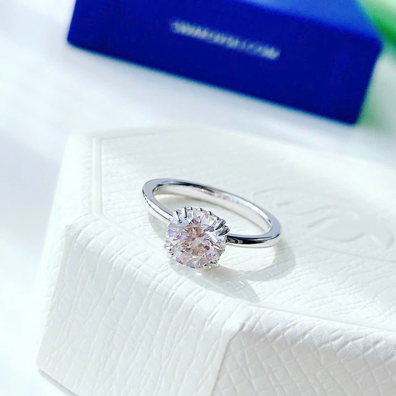  Nhẫn cocktail Stilla giác cắt tròn tone trắng - Stilla cocktail ring Round cut, White, Silver-tone finish 